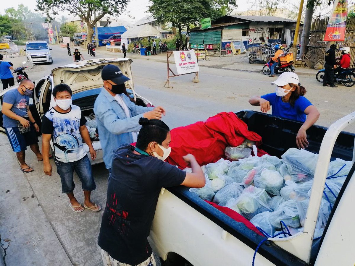 ABSCBNNews's tweet photo. LOOK: Bayan Muna distributes fresh vegetables to at least 500 families in San Mateo and Rodriguez, Rizal (📷: Bayan Muna) | via @biancadava #LuzonLockdown https://t.co/cRA6vD3JRI