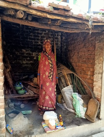 Humana_India's tweet photo. In HPPIβs #CommunityDevelopmentProject in West Bengal,
continuous efforts are being made to maximise #COVID_19 awareness among the residents of Solgohalia and Kamalpur villages. Protection and prevention rules are being spread via handmade posters put up in village common areas. https://t.co/HCXdDXjv7w
