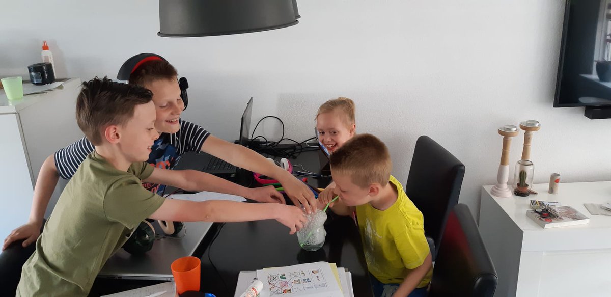 develhoek's tweet photo. Met vriendjes proefjes doen is niet alleen leuker, maar ook nog eens leerzamer!

Wat leuk! https://t.co/gqMgjeVL5w
