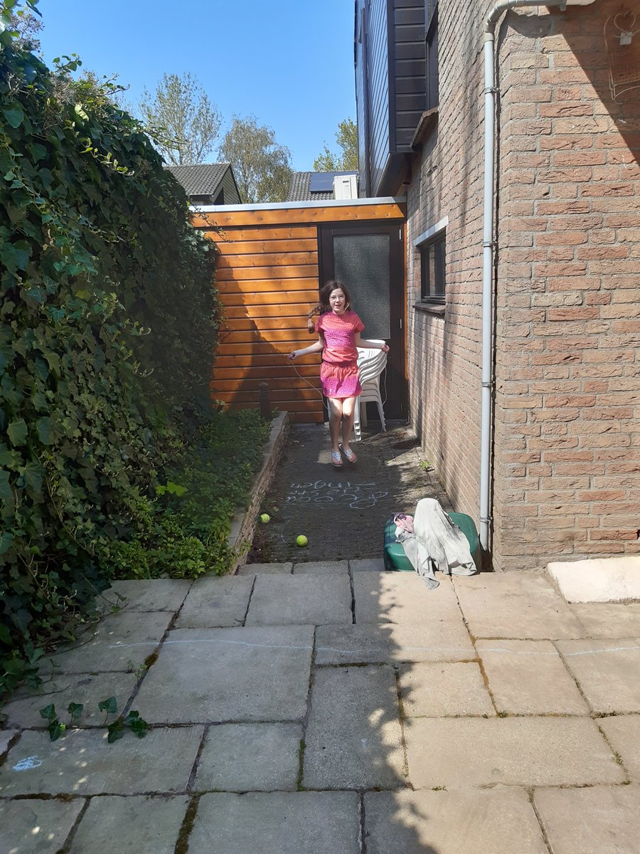 develhoek's tweet photo. Sarah en Thomas doen hun best om fit te blijven. Ze hebben een super-gym-parcour gemaakt samen!

Top bezig Sarah en Thomas! https://t.co/MzURtgBL4T