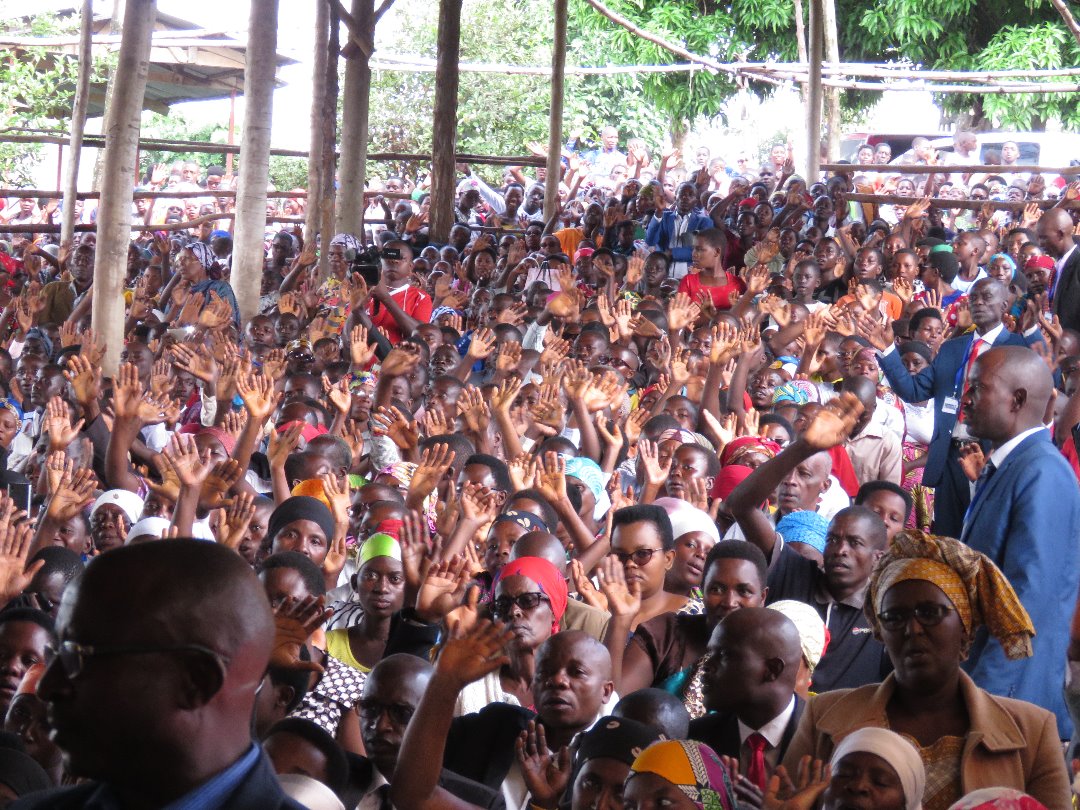 BubanzaCommune2's tweet photo. #Burundi,kuri uyu Wa 19/04/2020,Umukuru w'@nshingamateka @P_Nyabenda arikumwe na Buramatari Wa @BubanzaProvince @IrNobus basangiye igisabisho n'aba kristo bo mw'ishengero rya pentecôte ryo mu #Gisovu muri komine ya #Bubanza. https://t.co/GArgnH80Il