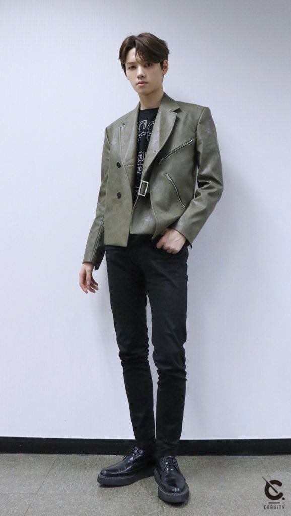 lloveyourcheek's tweet photo. 누르면 놀라는 사진 ㅠㅠ
(다리 너무 길어서 ...) https://t.co/MTdEtWj2Zu