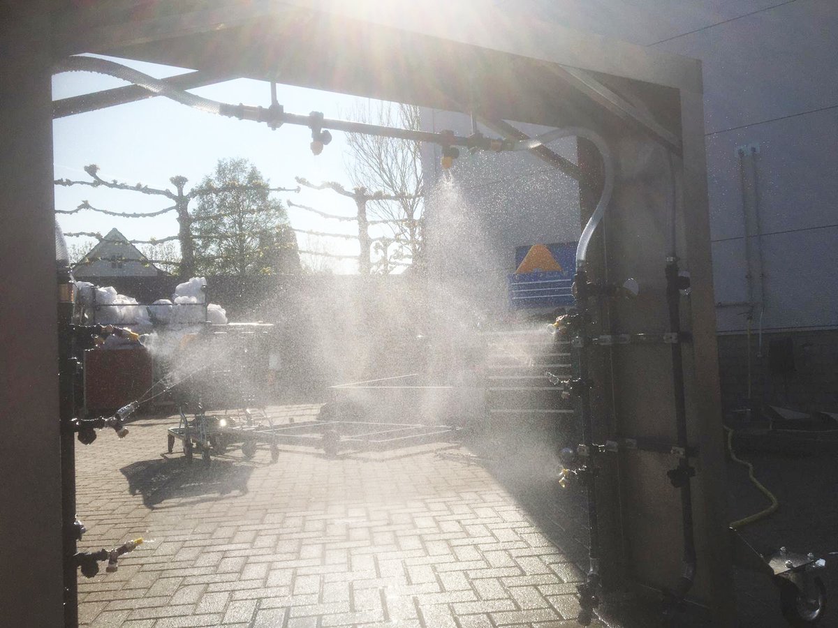 EmpasBV's tweet photo. Hierbij een update over de winkelwagenwasstraat die de eindfase nadert! Wat onze wasstraat onderscheidend maakt is dat hij zowel voor desinfecteren als reinigen geschikt is. We houden jullie op de hoogte! Voor nu meer info? Lees onze blog: https://t.co/QIKzuOwQVN https://t.co/S37e7VR7dw
