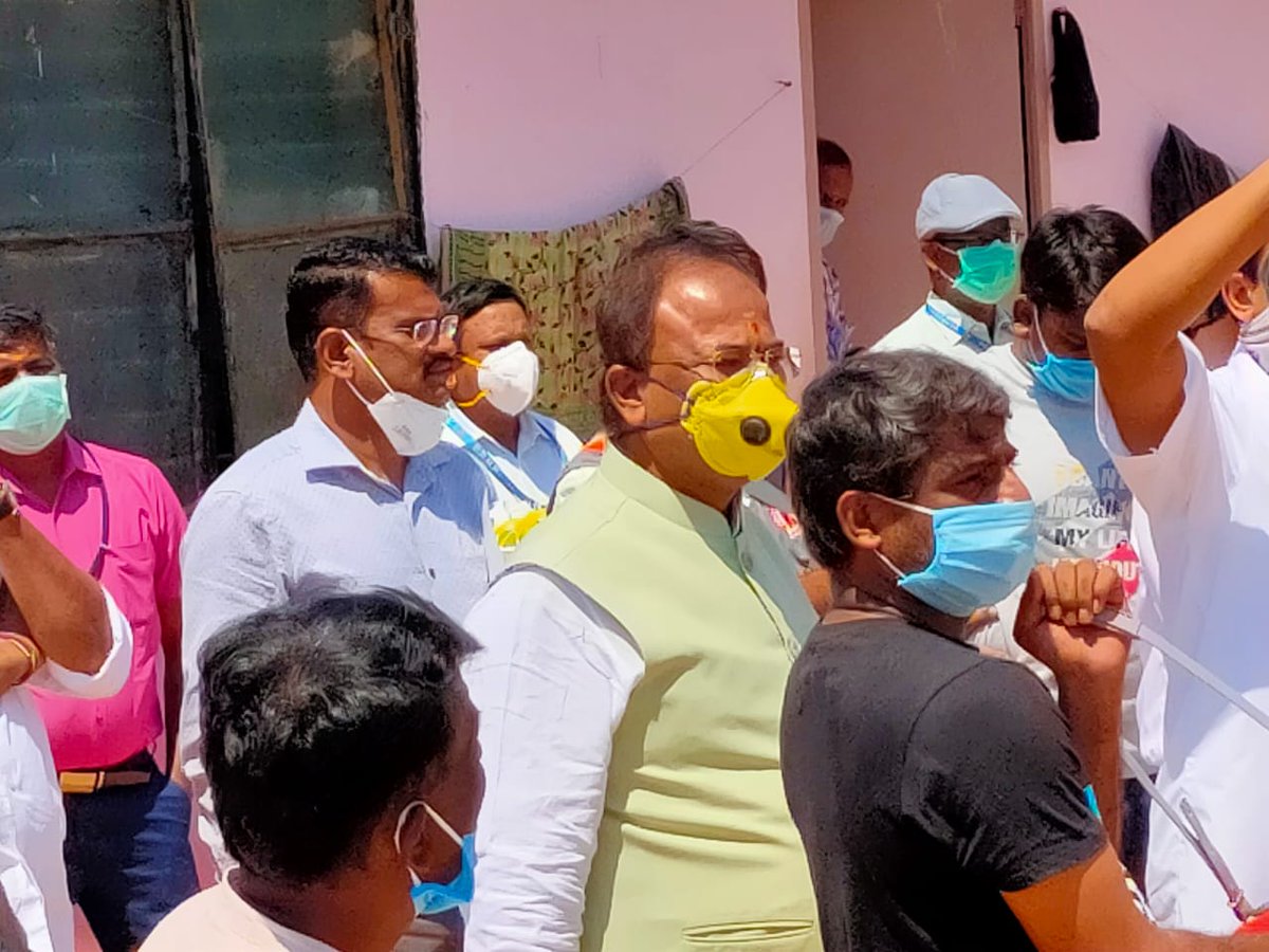 KiranL15's tweet photo. @mani1972ias @aicctukar @nimmasuresh @MSKiranPrakash @Dasoha_DIPR @DIPR_COVID19 Sir today Hon'ble Minister @nimmasuresh Hon'ble MLA @ArvindLBJP, MTB Nagraj Ex MLA, Sri Kumar Naik IAS Principal Secretary, @Randeep_Dev have visited the site &amp; interacted with workers, instructed builder &amp; contractor to clear the wages for the month of March to all workers. https://t.co/tqSEnhacxR