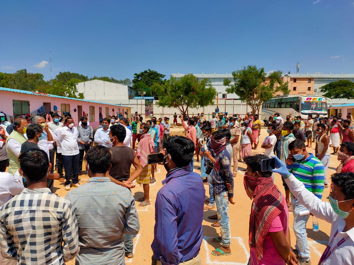 KiranL15's tweet photo. @mani1972ias @aicctukar @nimmasuresh @MSKiranPrakash @Dasoha_DIPR @DIPR_COVID19 Sir today Hon'ble Minister @nimmasuresh Hon'ble MLA @ArvindLBJP, MTB Nagraj Ex MLA, Sri Kumar Naik IAS Principal Secretary, @Randeep_Dev have visited the site &amp; interacted with workers, instructed builder &amp; contractor to clear the wages for the month of March to all workers. https://t.co/tqSEnhacxR