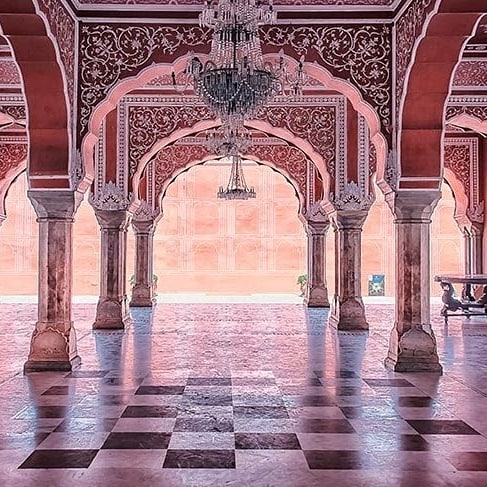 JAİPUR - HİNDİSTAN

'Pembe Şehir' olarak da bilinen Jaipur, kafes gibi tasarlanmış, çağının ötesinde bir şehir planlamasına ve olağanüstü bir mimariye sahip.

1729’da kurulan Jaipur'un Hawa Mahal ve Birla Mandir gibi birbirinden güzel yapılarının renkli cepheleri, şehri.