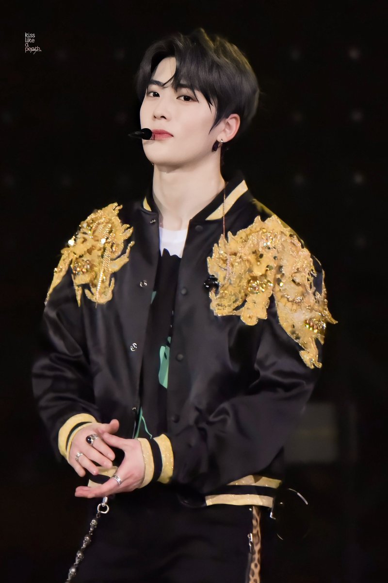 kisslikeapeach's tweet photo. 🖤💛
#JAEHYUN #재현 
#NCT #NCT127 https://t.co/ocw0yaIunM