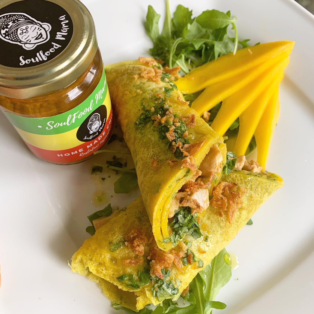 gros_life's tweet photo. INSPIRATIONS 💛 @linalapacifica 
#SoulFoodMama 

CREPES MAURICIENNES AU POULET
🇲🇺 🥞 🐓 🥭 🌶

Confectionné dans le #GrosLive sur IG

#Mango #Coconutmilk #Coriander #Flour #Water #Garlic #Onion #CrispyOnions #Curry #salt #pepper https://t.co/cFr2Iy713I