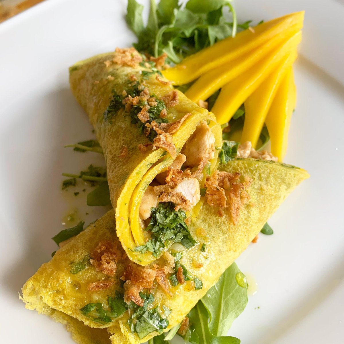 gros_life's tweet photo. INSPIRATIONS 💛 @linalapacifica 
#SoulFoodMama 

CREPES MAURICIENNES AU POULET
🇲🇺 🥞 🐓 🥭 🌶

Confectionné dans le #GrosLive sur IG

#Mango #Coconutmilk #Coriander #Flour #Water #Garlic #Onion #CrispyOnions #Curry #salt #pepper https://t.co/cFr2Iy713I