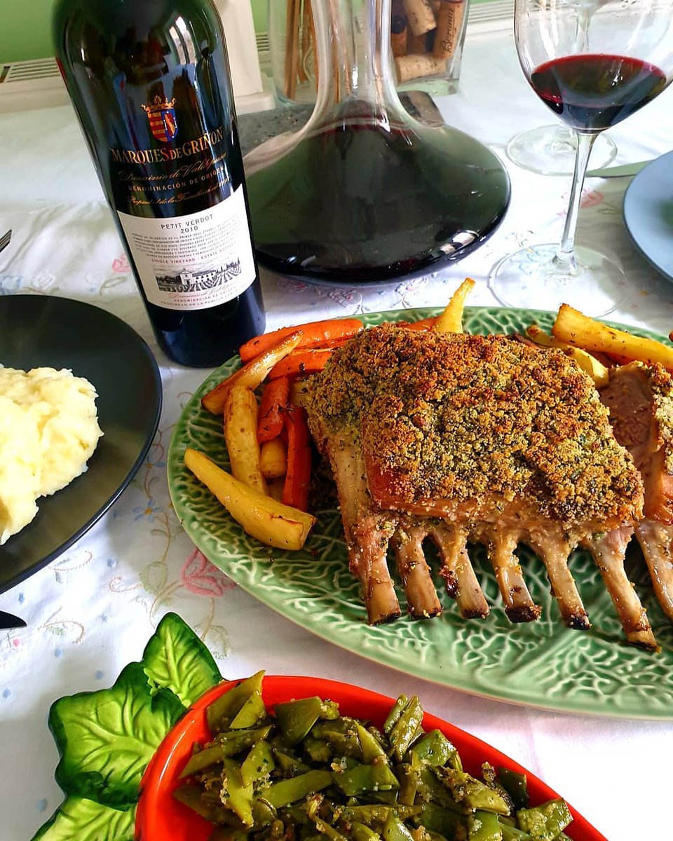MarquesDeGrinon's tweet photo. Con la cuarentena estamos sacando el chef que llevamos dentro. Hoy os dejamos una receta de costillas de cordero asado con ajo y especias, maridada con Marqués de Griñón Petit Verdot.🍴🍷
¡Feliz lunes!
📷 @hikiati
#quedateencasa #marquesdegriñon #petitverdot #dominiodevaldepusa https://t.co/2tfcGnA9QT