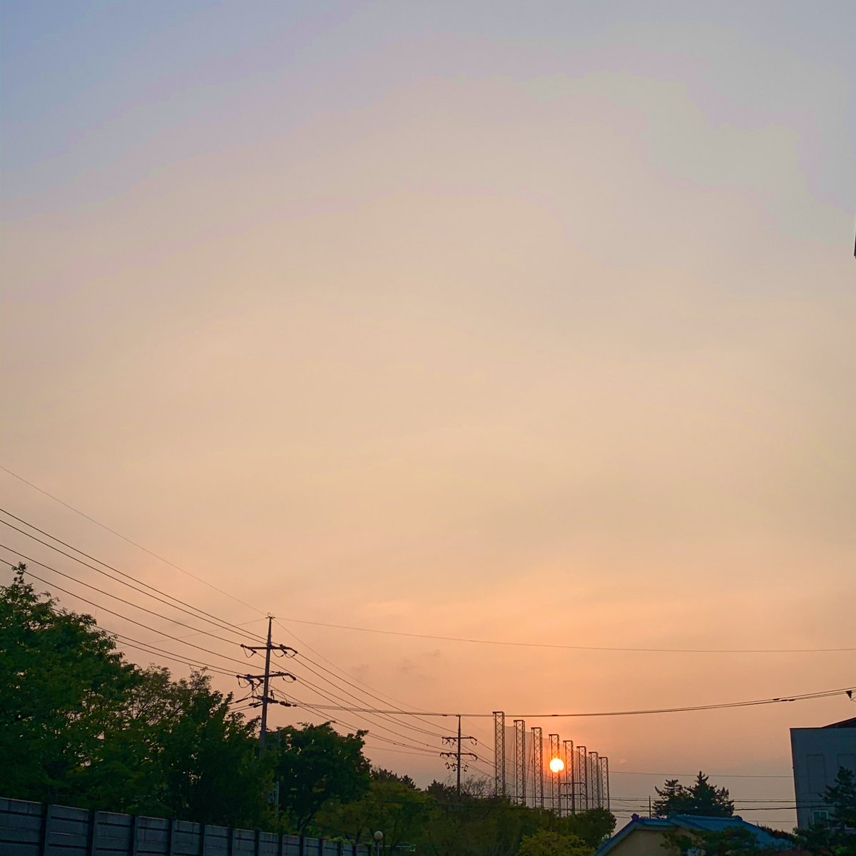 charm__9823's tweet photo. 운동 하기 전 VS 운동 후🌤                                       #다이어트 #운동한뒤 #하늘팟 #노을 #이와중에선곡은 #오반의 #어떻게지내 #딱이네👍🏻 https://t.co/L9Ds6hUY4e