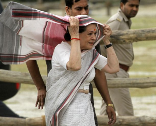MeenaDasNarayan's tweet photo. tweeps give appropriate caption pls https://t.co/AH2M1CK5bx