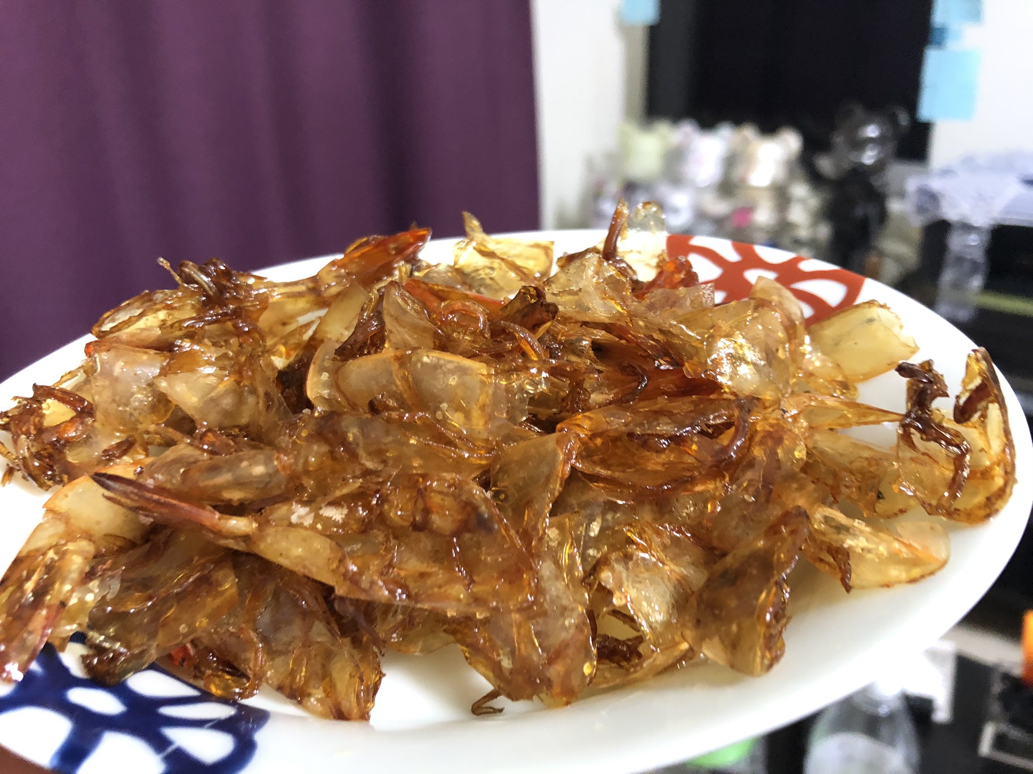 佐藤晃弘 本日はリクエストのあったエビチリ 美味かった 海老の殻を揚げておつまみも 材料 海老 卵白 酒 塩胡椒 片栗粉 ニンニク 生姜 玉ねぎ ネギ 調味料 ケチャップ 酒 豆板醤 砂糖 鶏がらスープ ラー油 自粛飯 おうち時間 中華