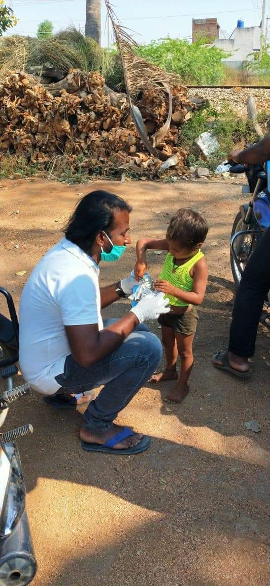 SreekanthSompal's tweet photo. అధినేత @ncbn 70వ జన్మదినం శుభసందర్బంగా అనంతపురం జిల్లా సీబీఎన్ ఆర్మీ ఆధ్వర్యంలో జిల్లాలోని వివిధ నియోజకవర్గాలలో మాస్కులు, సానిటీజర్స్, హాండ్ గ్లోవ్స్, అన్నదానం కార్యక్రమాలు నిర్వహించడం జరిగింది
#HBDVisionaryCBN
#HappyBirthdayCBN
#CommonDPForApril20
#SpiritofLeadership https://t.co/H5gqYtoDIq