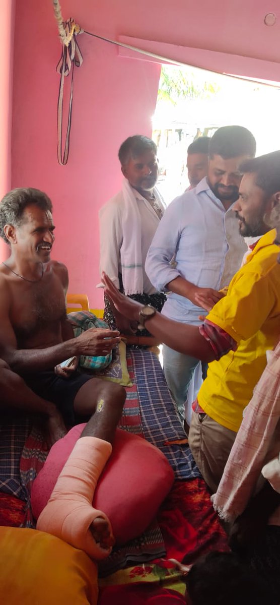 SreekanthSompal's tweet photo. అధినేత @ncbn 70వ జన్మదినం శుభసందర్బంగా అనంతపురం జిల్లా సీబీఎన్ ఆర్మీ ఆధ్వర్యంలో జిల్లాలోని వివిధ నియోజకవర్గాలలో మాస్కులు, సానిటీజర్స్, హాండ్ గ్లోవ్స్, అన్నదానం కార్యక్రమాలు నిర్వహించడం జరిగింది
#HBDVisionaryCBN
#HappyBirthdayCBN
#CommonDPForApril20
#SpiritofLeadership https://t.co/H5gqYtoDIq