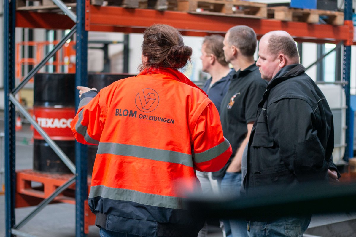 blomopleidingen's tweet photo. Elk bedrijf heeft zijn eigen knelpunten. Met name #heftruckchauffeurs komen op veel plaatsen in het bedrijf. Zij zien vaak eerder dan anderen wat efficiënter, veiliger, prettiger, sneller of gewoon beter kan. Daarom geven wij vijf tips 👉https://t.co/nxMFWK2252 https://t.co/Nu0BGdpd3c