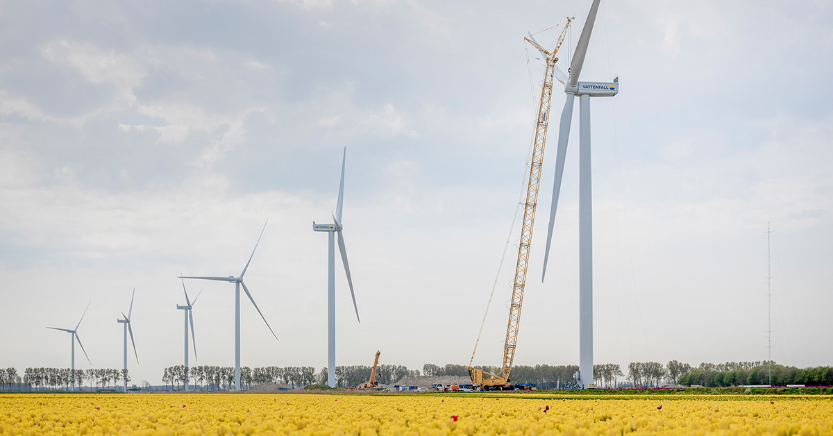 VattenfallGroup's tweet photo. All wind turbines of Vattenfall’s first hybrid energy park Haringvliet have now been installed. https://t.co/PCoeAUxphi #onshorewind #solarpower #batterystorage #Vattenfall https://t.co/9cGqmyBctU
