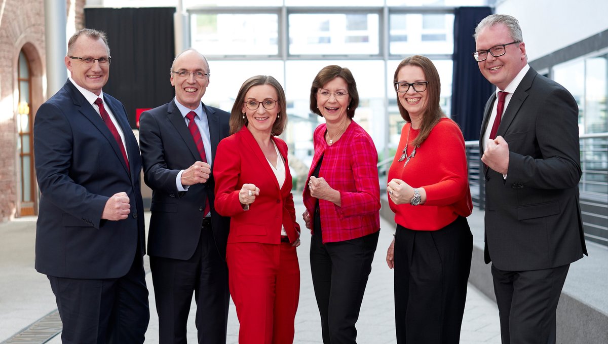 DB_Cargo's tweet photo. Mit klarer Mission: Wachstum und näher am Kunden! #DBCargo CEO Sigrid Nikutta stellt Vorstand neu auf: Ralf-Günter Kloß (Produktion), Pierre Timmermans (Vertrieb), Martina Niemann (Finanzen), Ursula Biernert (Personal) und Thorsten Dieter (Angebotsmanagement).  #echtermachergeist https://t.co/VsDzt5ay7f