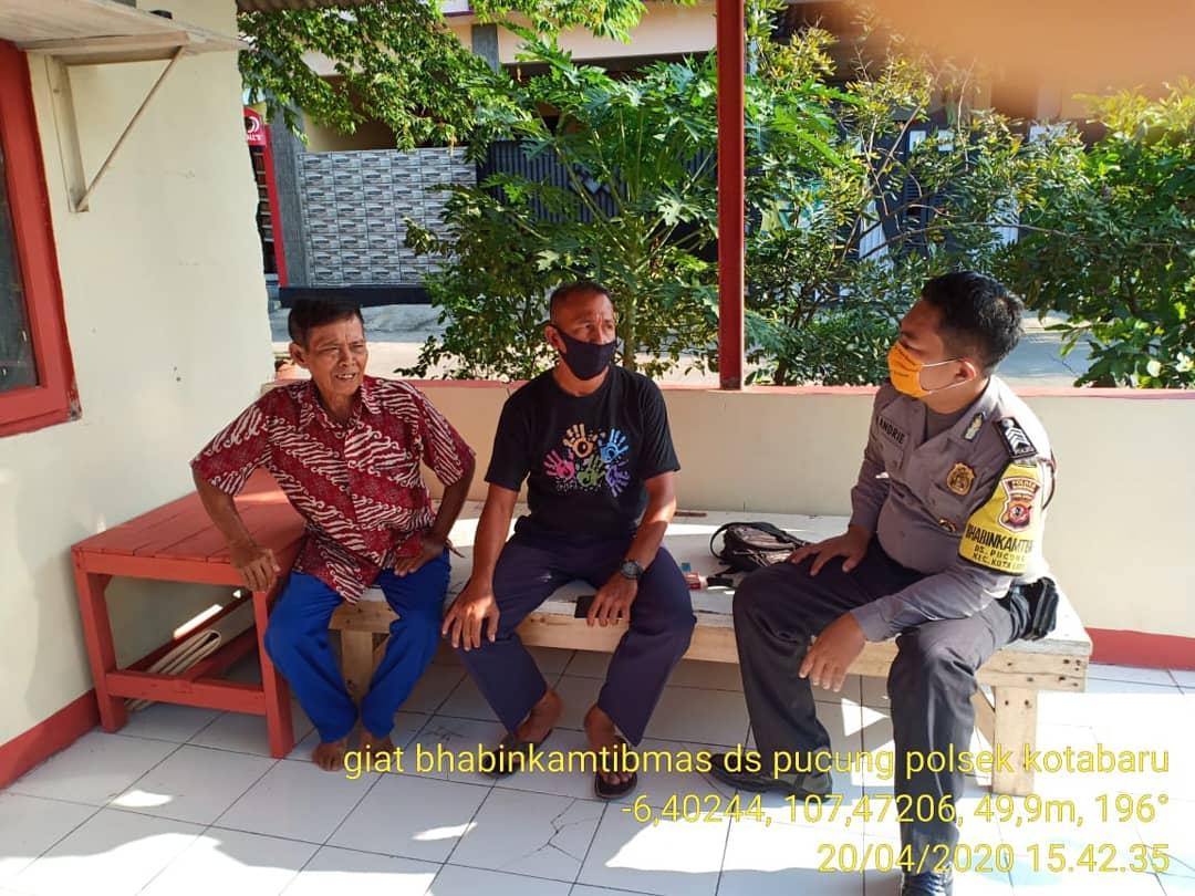 *BRIPKA ANDRIE S,SH* melksnkn Silahturahmi dgn Ketua forum warga Prm kotabaru permai Desa Pucung Smpikn pesan Kamtibmas &amp; Bahaya Virus Corona &amp; Antisipasi Penyebaran dgn cara *GERMAS* Pake Masker, Sarung tangan,Antispetik &amp; penyemprotan Disinfektan secara berkala.

#humasreskrw