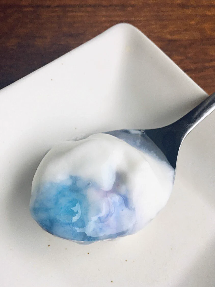 こんぺいとうとヨーグルトで作る！オーロラみたいなおやつが不思議でかわいい。