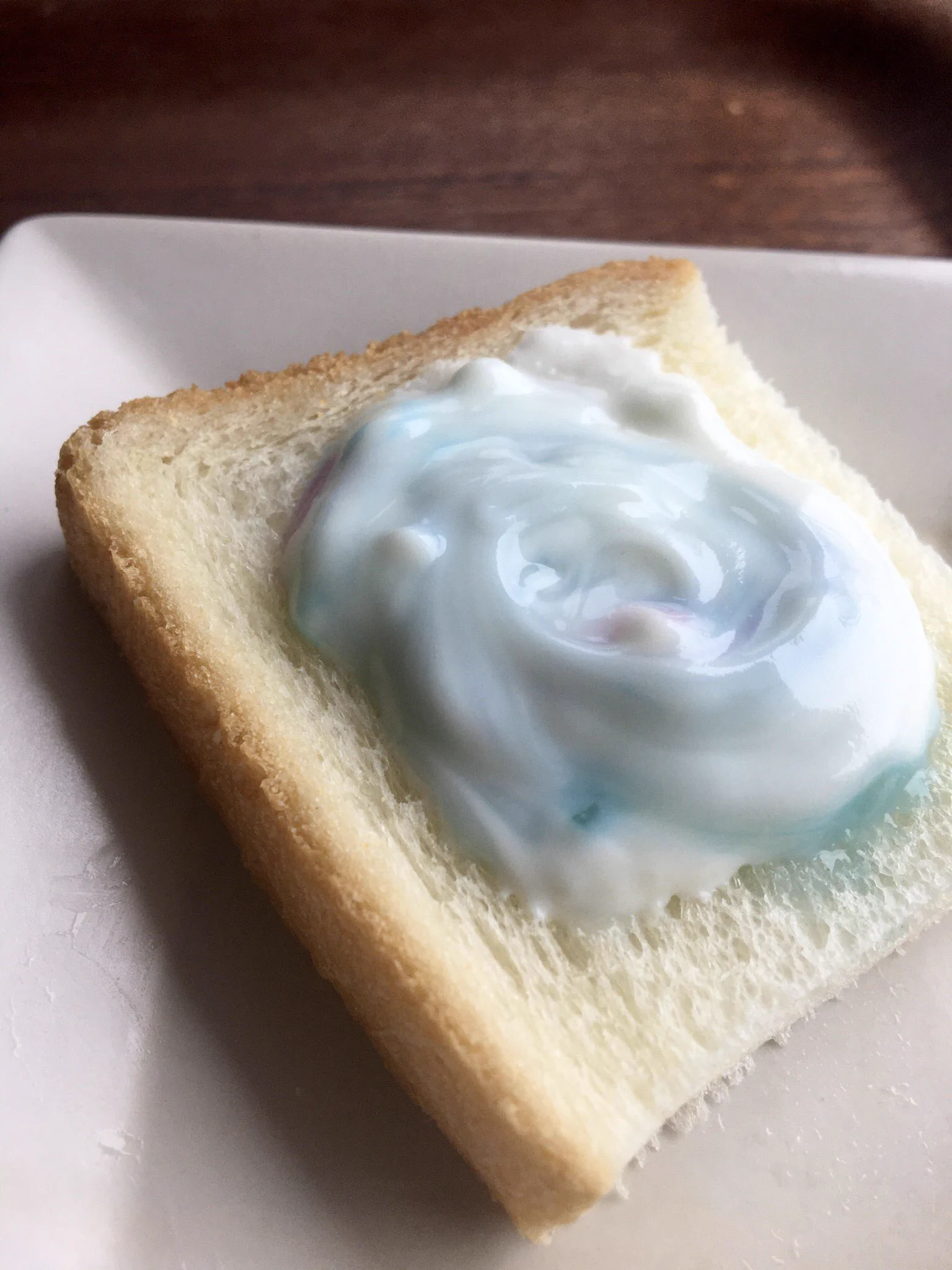 こんぺいとうとヨーグルトで作る！オーロラみたいなおやつが不思議でかわいい。