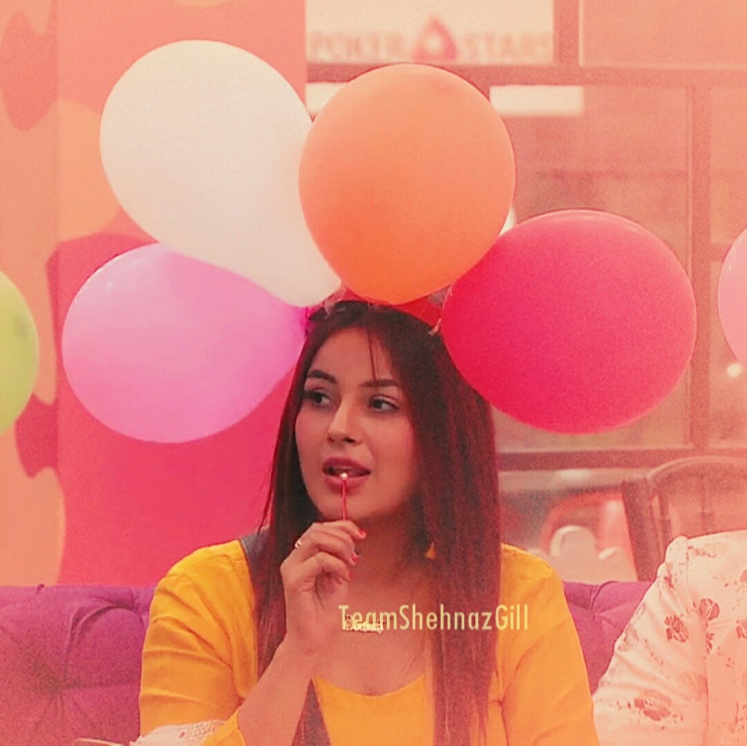 A thread on * HOW I FELL FOR SHEHNAAZ*She took my heart away on her entry itself , the room filled up with laughter and her pretty face did all the wonders to everyone ! I loved the way she was talking shy but upfront at the same time <3 #NaazOnShehnaaz