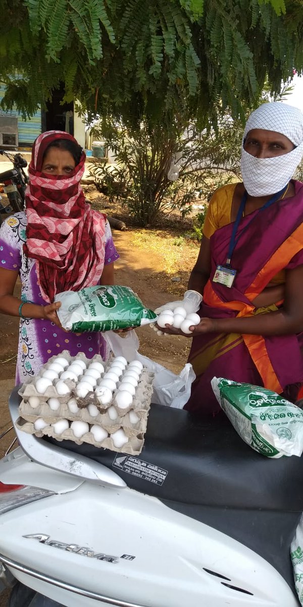 tungaturti's tweet photo. Our Anganwadi functionaries under #ICDS programme in Tirumalagiri are delivering Take Home Ration at the doorsteps of beneficiaries while taking preventive measures and maintaining social distance to prevent the spread of #COVID19 disease. 
#POSHANabhiyaan
#NNMtelangana https://t.co/dlIRVS73o0
