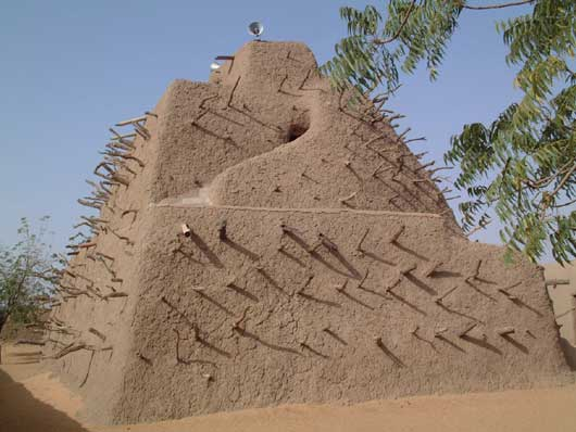 He continued downstream. En route, he was offered a drink called "daqnu" (modern Songhay doonu). Impressed by Gao's relative urbanity, he stayed a month with Moroccan traders until he was ready to head into the Sahara again, east towards Teguidda (Takedda)