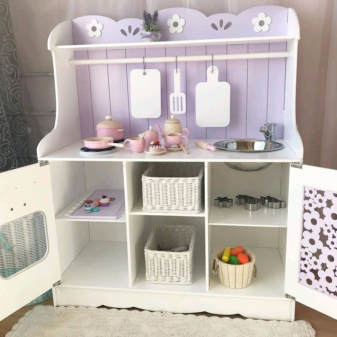 Ahşap bebek mobilyaları, küçük prenseslere hitap edecek harika bir hediye.
#oyuncakmutfak #ahşapoyuncak #mutfakdekorasyonu #mutfak #bebekodası #bebekodasıdekorasyonu #çocukodasıdekorasyonu #gençodası #evdekorasyonfikirleri #oyuncak