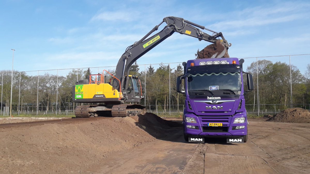 Onze chauffeur stond afgelopen zaterdag z'n mannetje bij <a href="/HHCHardenberg/">HHC Hardenberg</a>. In opdracht van <a href="/cscsport/">CSC Sport</a> is Heicom druk bezig met het afvoeren van grond op het sportcomplex. Volgende week komt het zand erin voor het nieuwe kunstgrasveld. #Hardenberg #onswerk