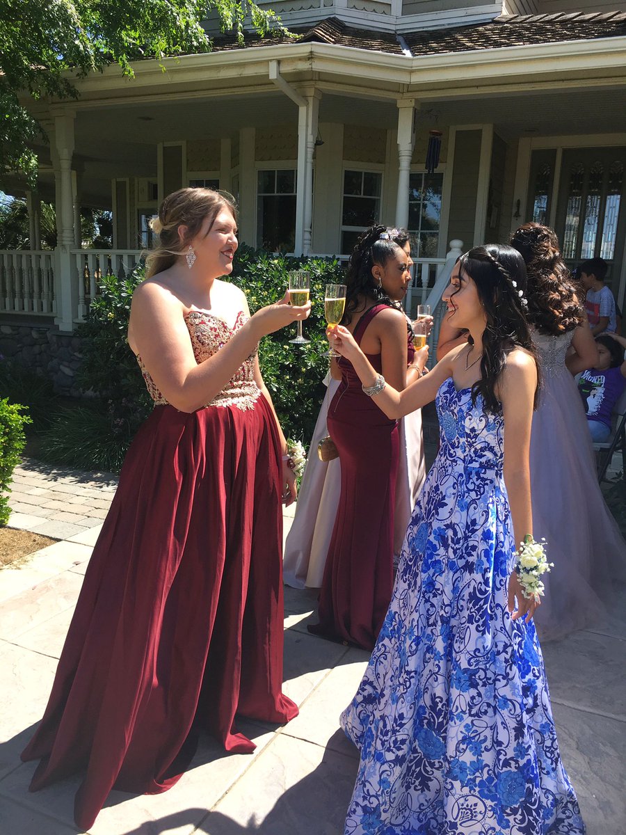 Alexia__Cortez's tweet photo. Throwback to 2019 Prom✨ #TigerDanceWeek @LosBanosTigers https://t.co/xuJ8g42pSG