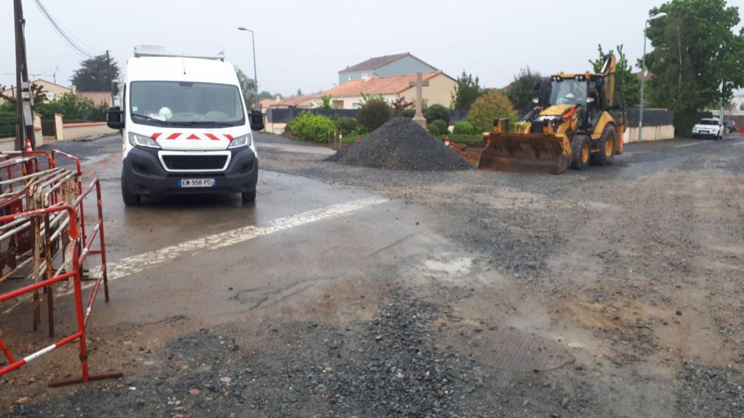 f_boudaud's tweet photo. Grâce à #MaugesCommunaute , mes équipes @Veolia_FR reprennent ce matin 1 chantier de canalisation #Eau  à #OreedAnjou : ds le respect des procédures Mauges Communauté &amp; du plan de continuité #PCA de #Veolia #planderelance #COVID19
@AndreMARTIN126 @didierhuchon @RoueMauges #Anjou https://t.co/JGT9NXu0g9