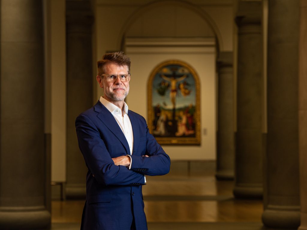 mattfowlerphoto's tweet photo. I was asked to shoot a car designer but he was tricky to pin down. Attending @NationalGallery event he agreed to give me a little time after his talk. I managed three totally different images in around 15 minutes. #headshotphotographer #editorialphotography #fastworker #portraits https://t.co/DdCBt2TcE5