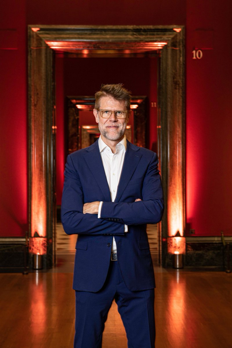 mattfowlerphoto's tweet photo. I was asked to shoot a car designer but he was tricky to pin down. Attending @NationalGallery event he agreed to give me a little time after his talk. I managed three totally different images in around 15 minutes. #headshotphotographer #editorialphotography #fastworker #portraits https://t.co/DdCBt2TcE5