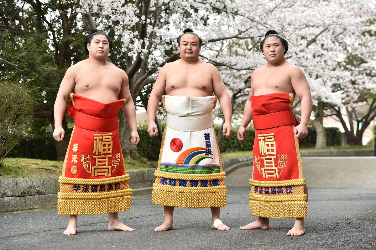 昨年の春巡業を振り返る＞ 桜の前で撮影する、荒汐部屋の関取。 若元春 