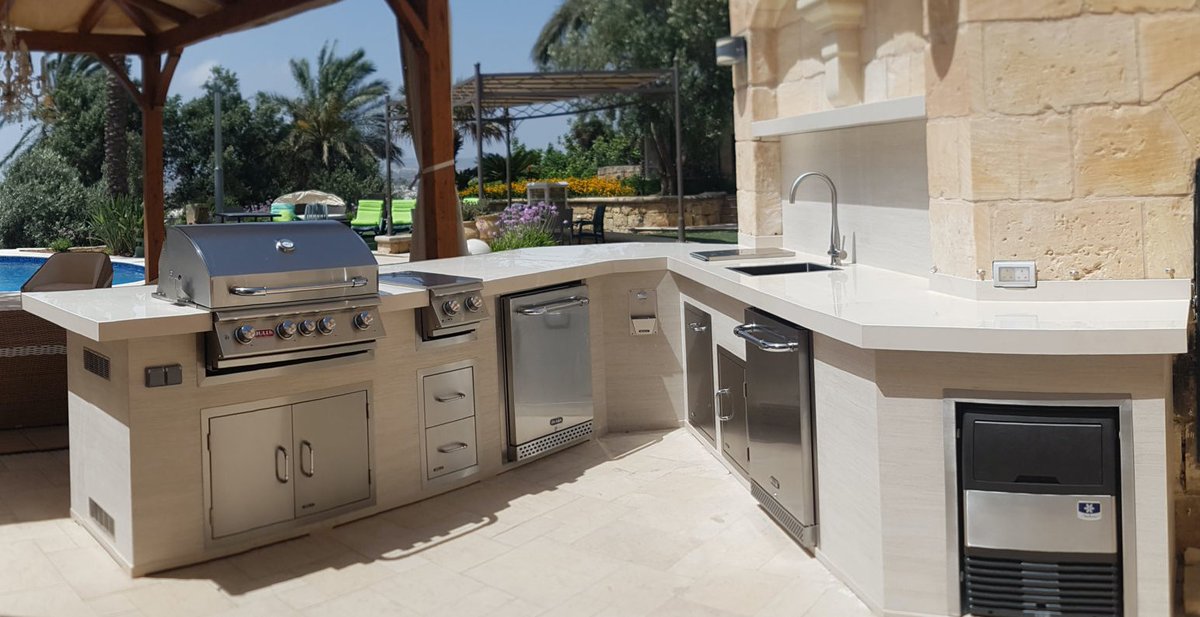 coverlambygresp's tweet photo. One of the major trend emerging in ceramics is their use for tiling outdoor furniture, walls and kitchens.

★ What design would you choose for a kitchen on your terrace? ★

📸 #Coverlam Top Silk &amp; Basic

#CoverlamTop #ceramics #interiordesign #architecture https://t.co/ENq9GzX2v5