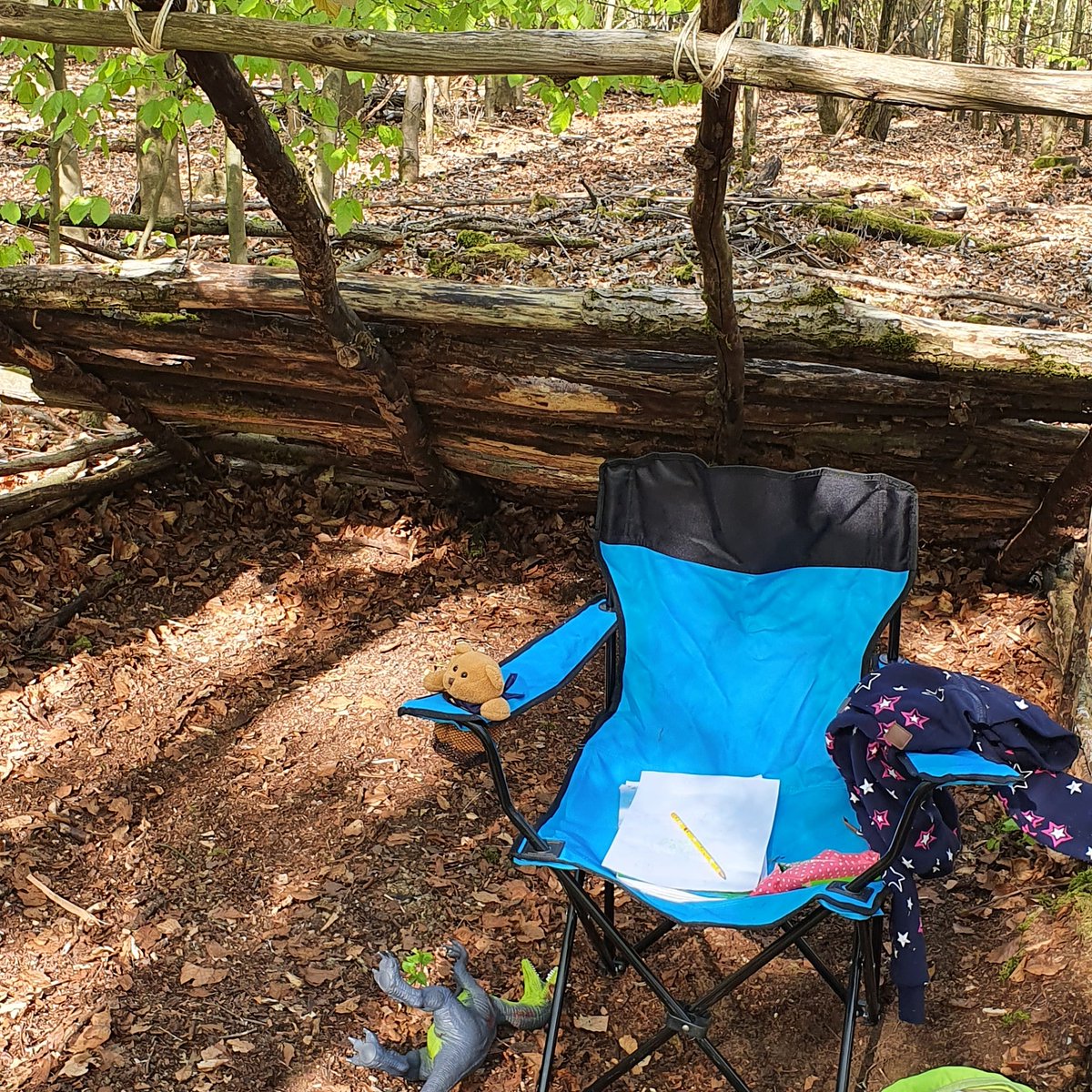 Sakrym's tweet photo. #RAUSGEHTSINDIENATUR 
 Wenn man mit Frau und Kindern an die frische Luft geht kommt dann so was daraus.
Es macht mega viel Spaß nicht nur mir sonder auch meinen Kindern und das ist das wichtigste in der momentanen Situation.
#SurvivalRucksack https://t.co/ypKwWyFrqC