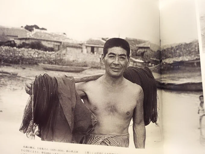 1935年沖縄の南端、糸満の新聞記事
糸満の亀さん、渾名その名も「仁王」 典型的な糸満男にして「ふか漁」(サメ漁)の達人、一日に50匹を仕留めるレコード保持者。裸一貫度胸の塊、海底にふかと闘う。(大阪朝日新聞: 海洋ニッポン) 