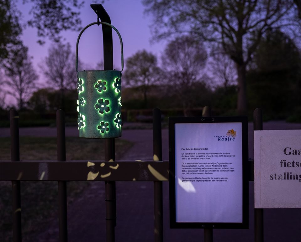 weekvdb's tweet photo. Er brandt ’s avonds een lichtje bij alle gemeentelijke begraafplaatsen in de gemeente Raalte. Dit licht brandt voor iedereen die in deze donkere tijden geraakt is of wordt. Dit is een initiatief van de Land Org Begraafplaatsen (LOB). #corona #begraafplaats #licht #raalte https://t.co/FP8oAVZ5hd