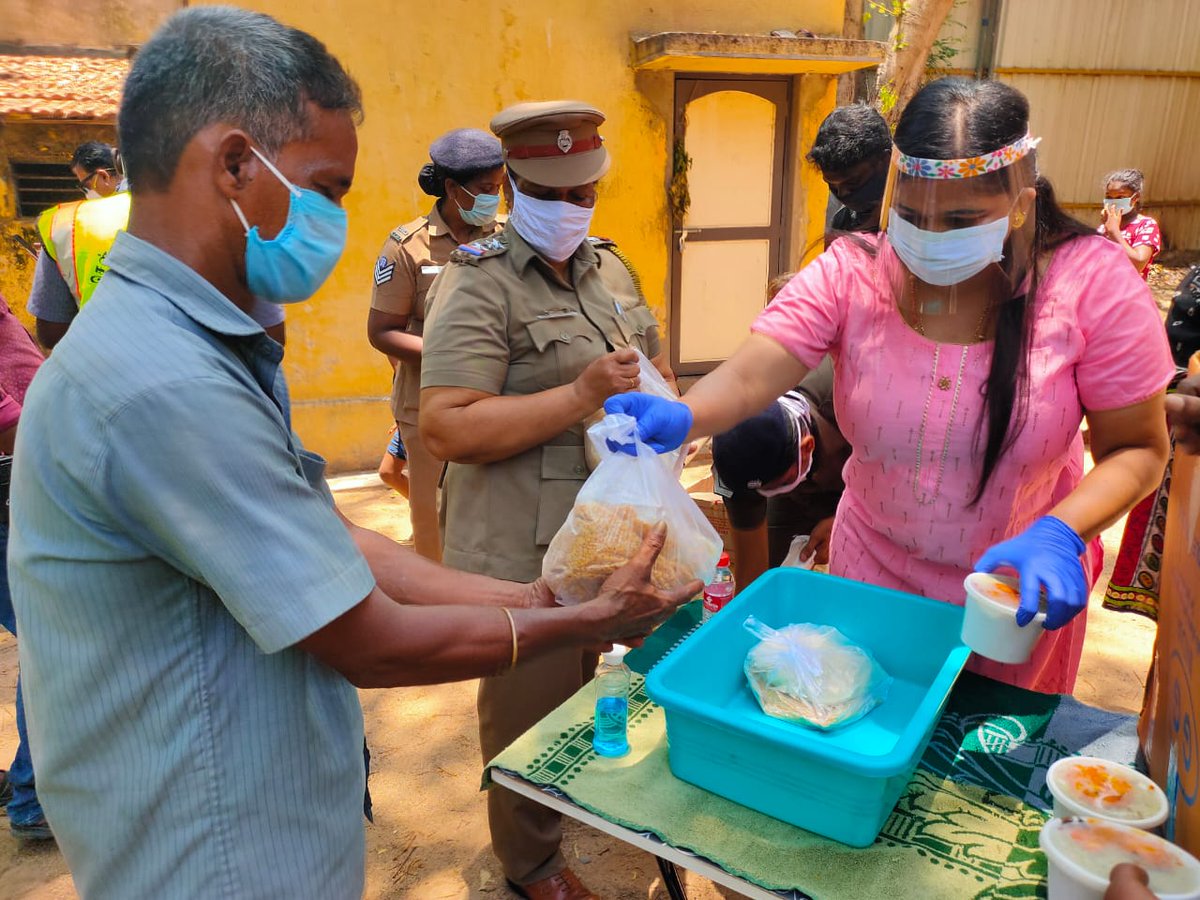 WinB2w's tweet photo. We wholeheartedly thank
#Jayalakshmi mam DCP special wing for crime against women and children, to join team @WinB2w for Food Distribution and extend continuous support.#FeedTheNeedy #Mission100Tons #Social_Distancing @VarunKumarIPSTN @IrsNandakumar @amarprasadreddy https://t.co/t0OjEsz8N4