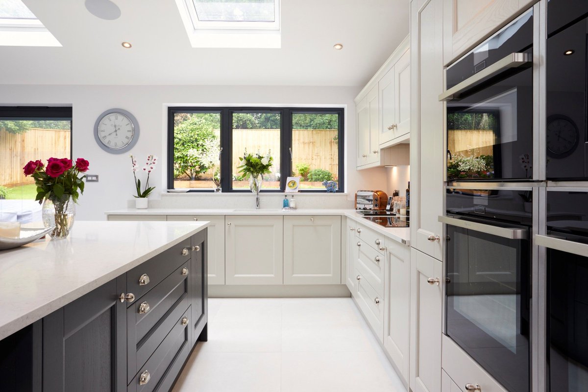 thekbsa's tweet photo. Thanks to @AshfordKitchens for sending in this fantastic project.

A beautiful limestone and anthracite combination with contrasting appliances.

Looks fantastic!

#kbsa #design #kbb https://t.co/O4zRN5de9m