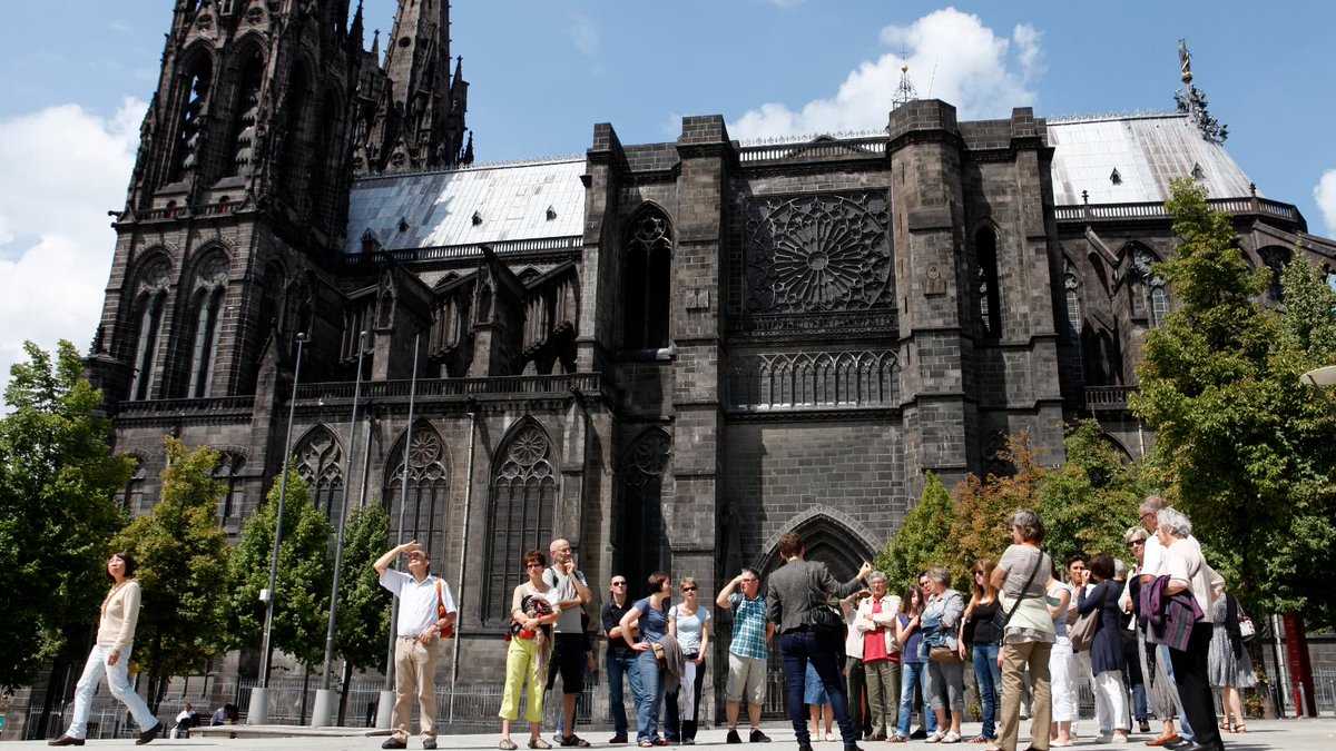 Sans prétendre m'avancer sur les spécificités de  #NotreDame, je voudrais livrer ici un témoignage privilégié de ce qu'est une cathédrale aujourd'hui, agacé que je suis des propos lunaires de M. Pastoureau et d'autres. Thread qui en intéressera vraiment plus d'un.