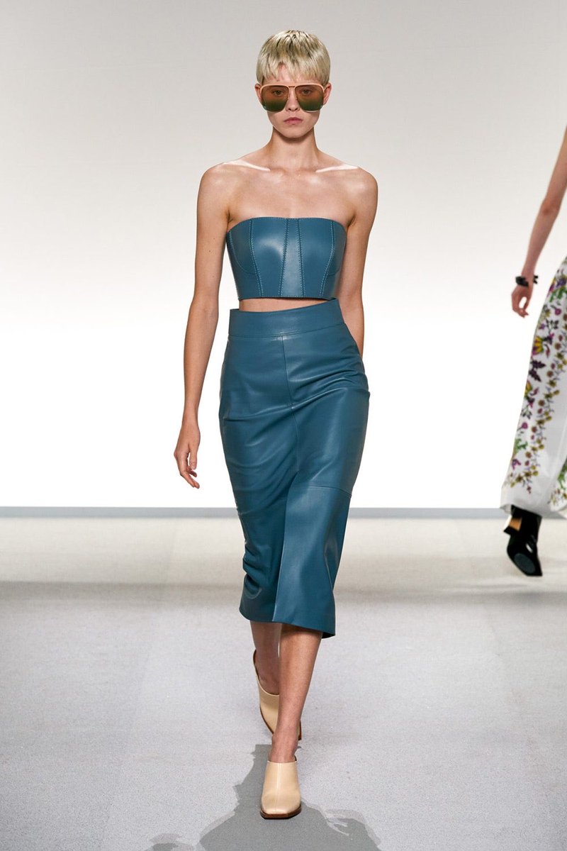 #модныйсловарь Бандо — с французского переводится, как "лента" или "повязка".Выглядит, как топ, который держится на груди с помощью резиночек или боковых косточек.В конце 1990х топы-бандо пользовались невероятной популярностью, в этом сезоне мы наблюдаем возвращение этого тренда.