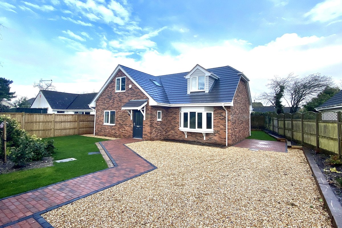 House_Mag's tweet photo. A selection of #properties available from @WoolleyWallisEA  for you to browse online at your leisure.

Click the link in our bio and turn to page 67 👀

📸 Woolley &amp; Wallis Ringwood Branch

#newhome #propertysearch #propertysales #estateagents #nowhome #buyingahome #nextmove https://t.co/CnEoZNDZ08