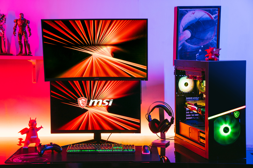 msigaming_de's tweet photo. Welches dieser Setups würdet Ihr auswählen und welches Spiel würded Ihr als erstes darauf zocken 🤔?
Mehr Gaming Monitor Setups gibt es hier 👉 https://t.co/NRknjR1B9B
#battlestation #ForEveryGamer #gamingmonitor #pcmasterrace https://t.co/7DQEfZk1Tv