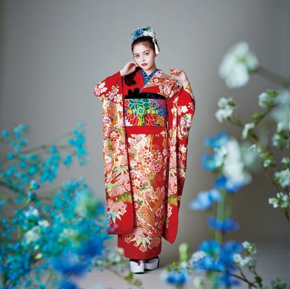 振袖の一蔵 今日はジャムの日 真っ赤な苺ジャムのような愛らしい振袖をご紹介 豪華で大胆な貴帳柄が赤地に映えて ガーリーかつゴージャス 一蔵 振袖 いちばん可愛い振袖が着たい 成人式 加藤ナナ