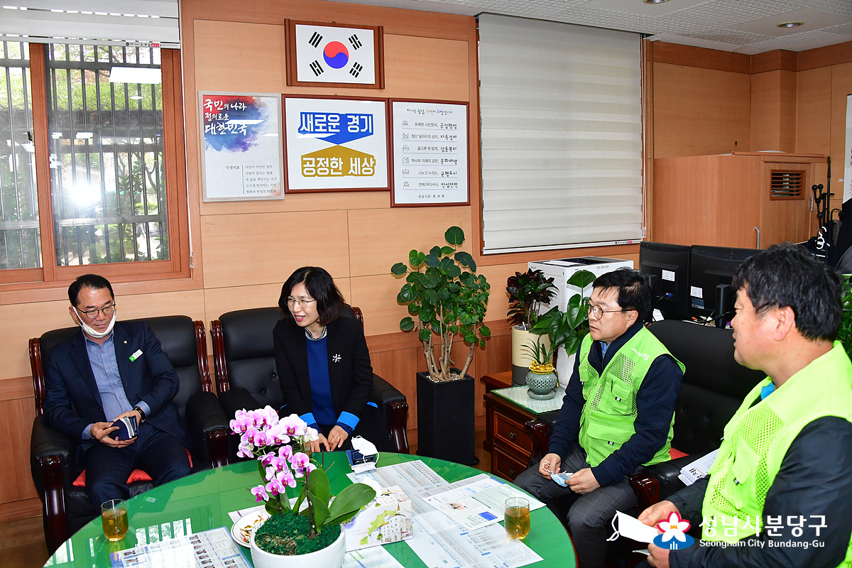 2020.04.20 분당구청장(고혜경)은 코로나19 및 선거업무 추진과 코로나19 극복 지원책인 '경기도 재난기본소득'과 '성남형 연대안전기금' 등을 접수하게 될 창구를 점검하고 격려 방문하기 위해 서현2동(동장 김명호) 행정복지센터를 방문하였습니다.
#성남시 #분당구 #고혜경 #서현2동 #격려방문