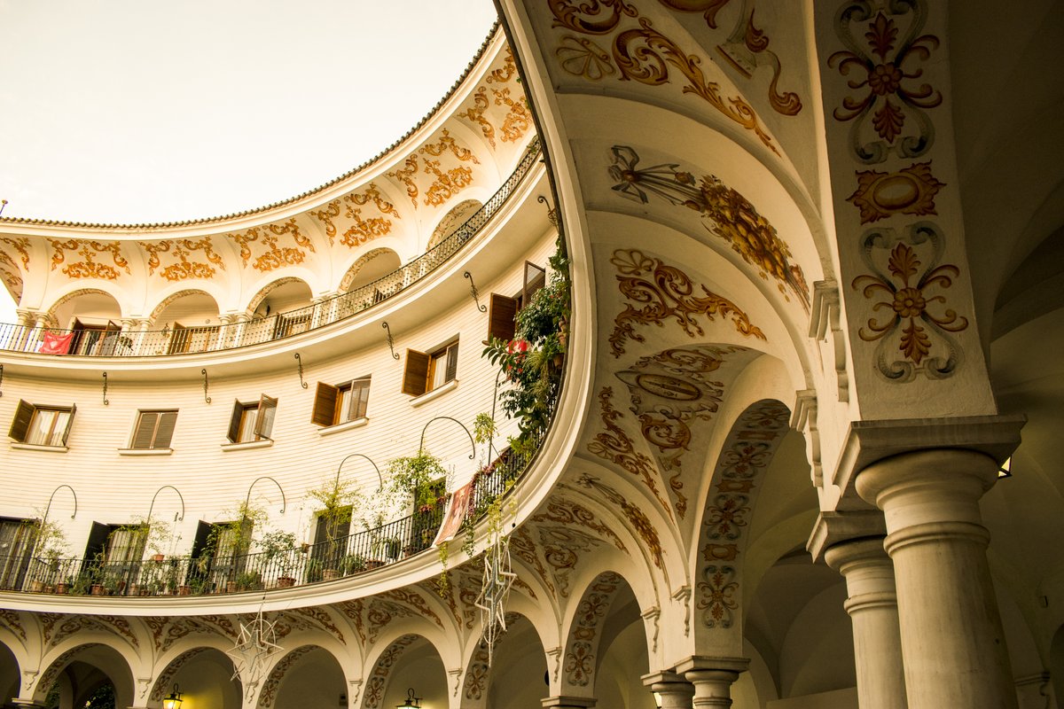 azzHoteles's tweet photo. Aislada del vaivén de personas que diariamente transita los monumentos de #Sevilla, se encuentra la Plaza del Cabildo. Un lugar muy especial para visitar cuando todo esto pase.

#DestinosParaCuandoEstoPase #Seville #Andalucía #YoMeQuedoEnCasa #PararParaSeguir #SalvemosElTurismo https://t.co/scLSi1Ft5s