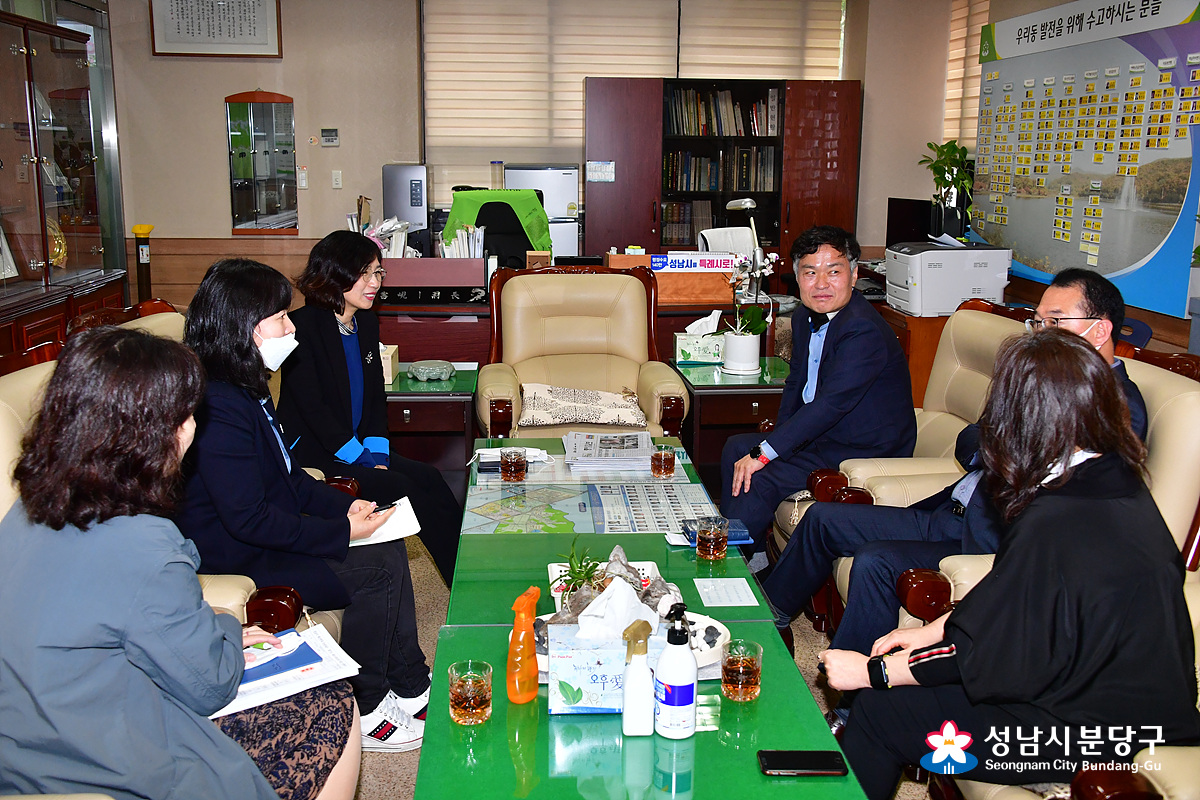 2020.04.20 분당구청장(고혜경)은 코로나19 및 선거업무 추진과 코로나19 극복 지원책인 '경기도 재난기본소득'과 '성남형 연대안전기금' 등을 접수하게 될 창구를 점검하고 격려 방문하기 위해 서현1동(동장 천지열) 행정복지센터를 방문하였습니다.
#성남시 #분당구 #고혜경 #서현1동 #격려방문