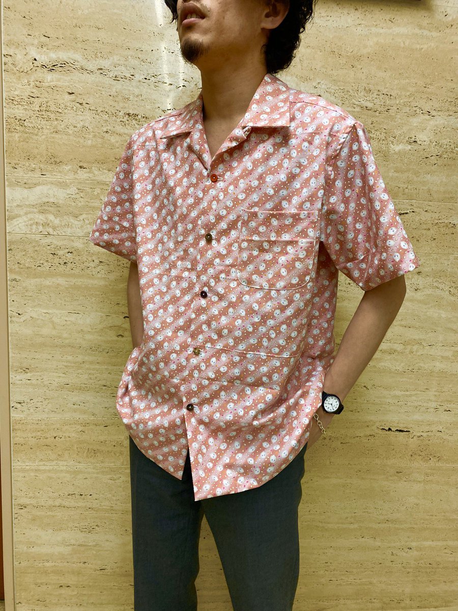 華服飾専門学校 公式 On Twitter ウサギちゃんの生地は メンズのアロハシャツに大変身 クリエイターの先生に着てもらいました かっこよく着こなしてますね 華服飾 メンズアロハシャツ メンズ メンズシャツ ウサギ柄 Fashion Apparel Mode